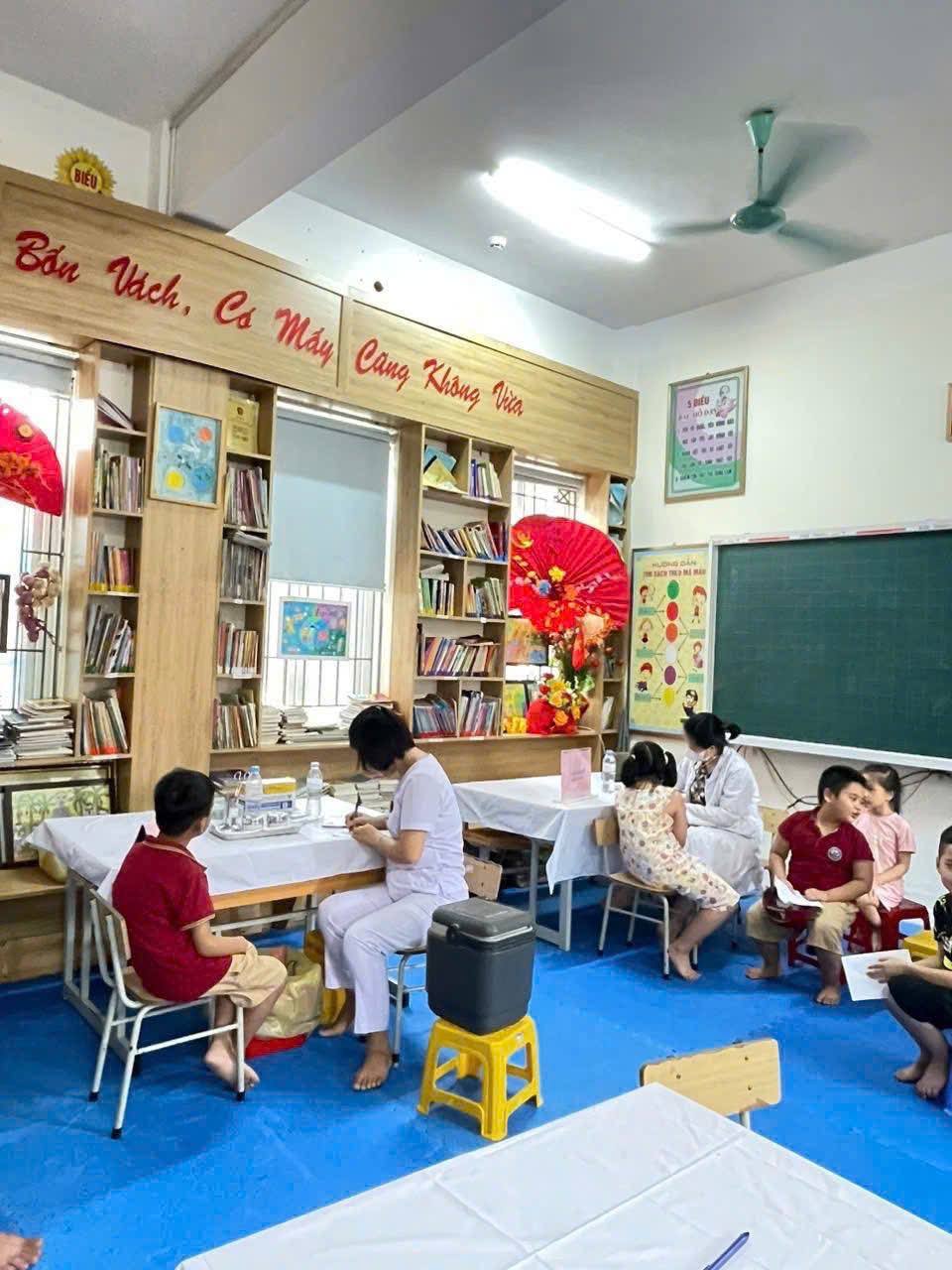 TIÊM CHỦNG VẮC XIN UỐN VÁN, BẠCH HẦU CHO HỌC SINH LỚP 2